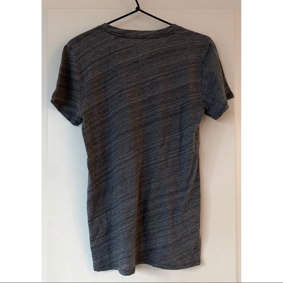 FREE WITH PURCHASE 🖤 NWT Hollister Grey Crew Neck T-Shirt - Picture 4 of 4